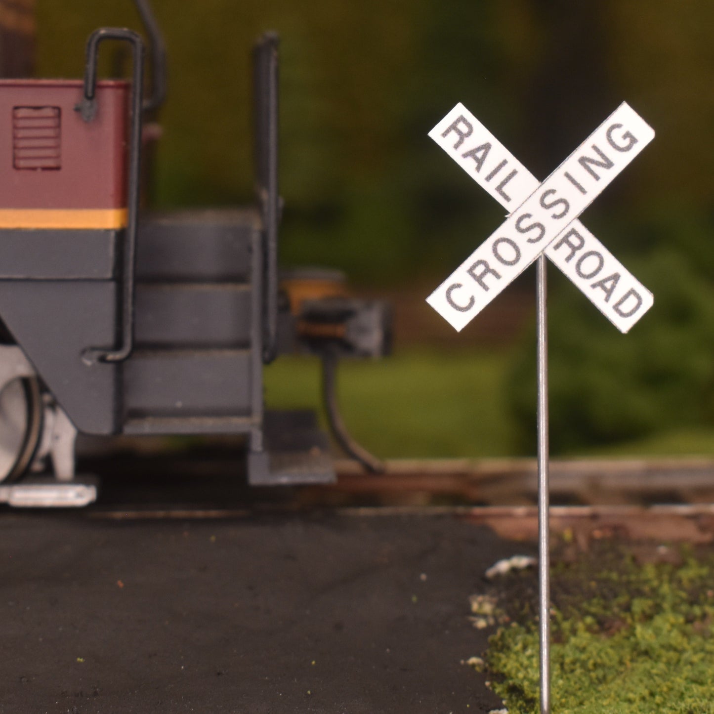 HO Scale - Crossbucks – Choose Pole Type (4, 10, or 30-Pack)