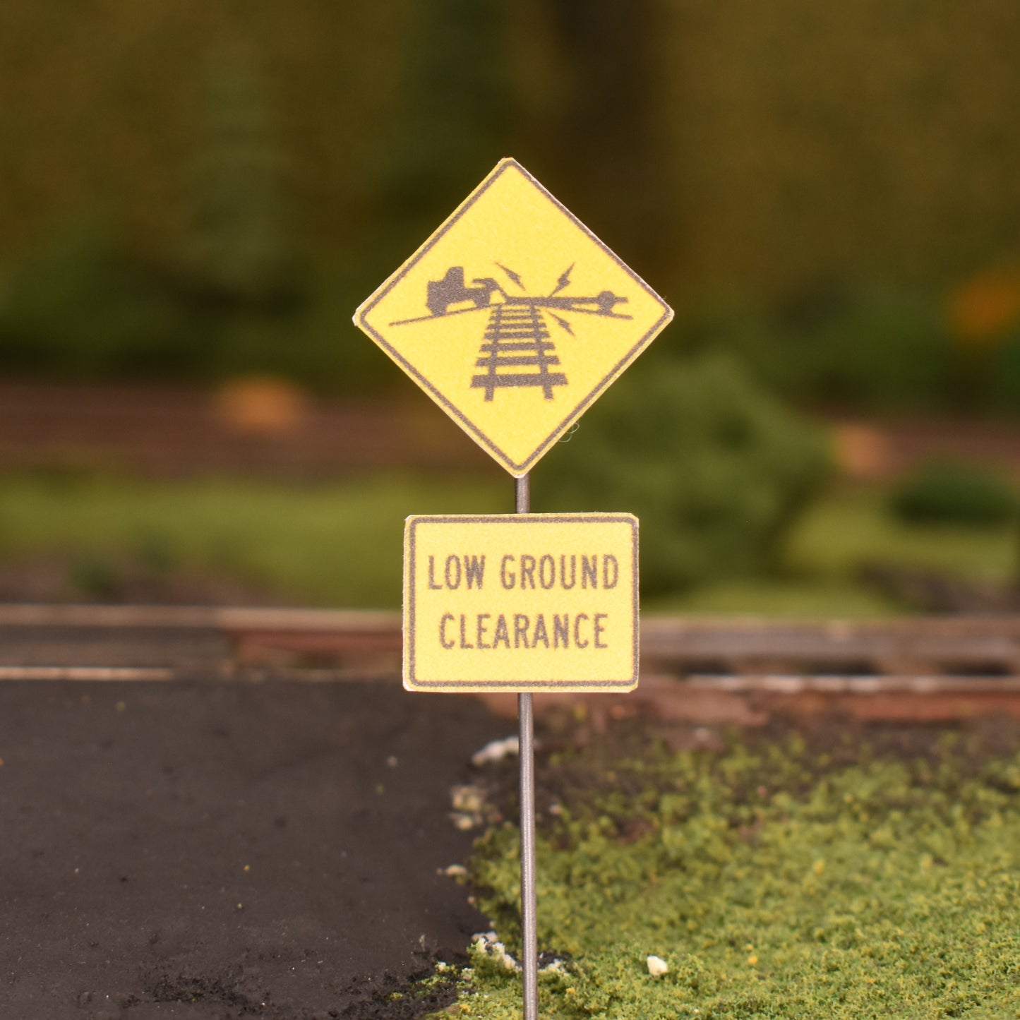 O Scale - Low Ground Clearance Graphic and Written Warning - 2 Pack -Metal Pole