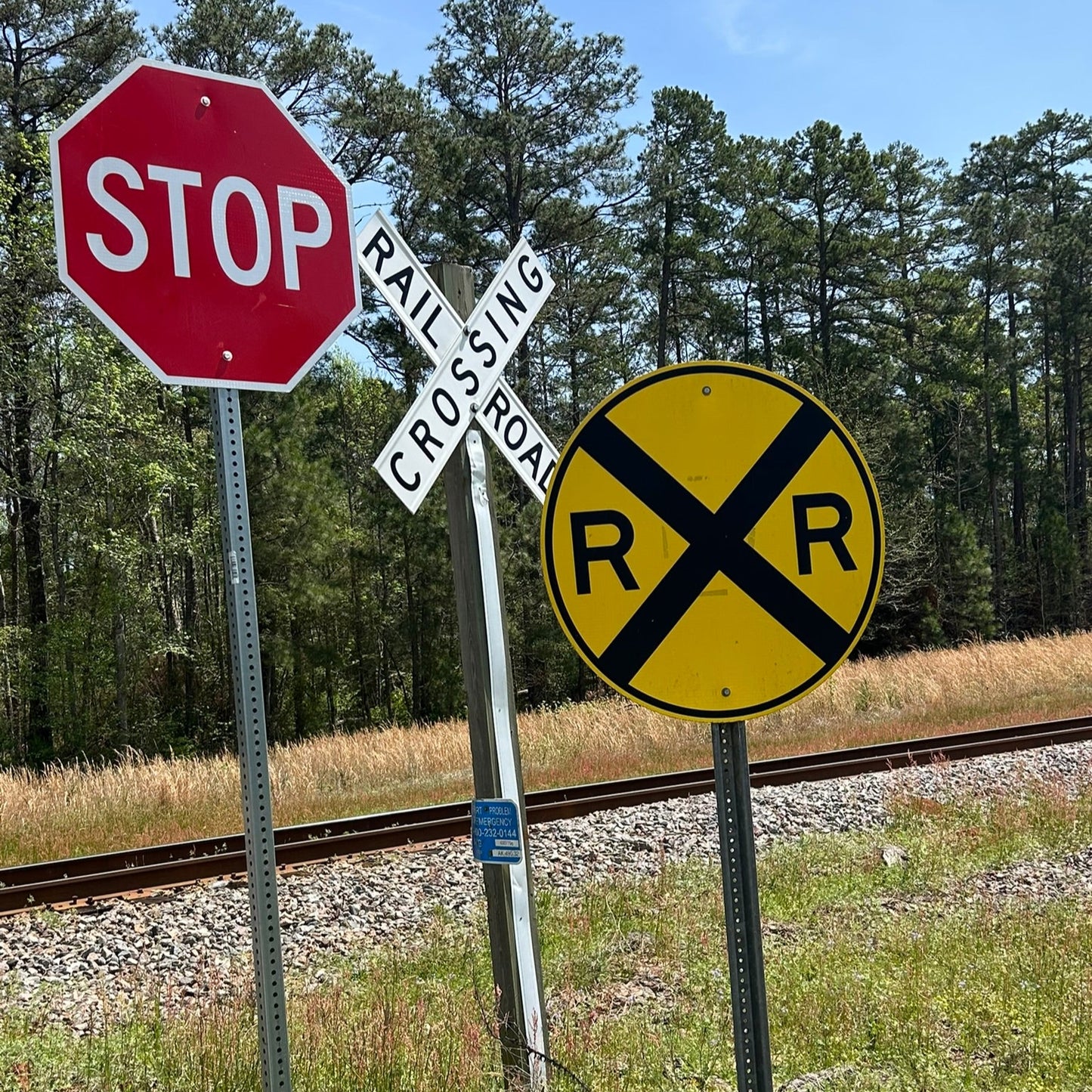 O Scale - Railroad Crossing Warning Signs – Choose Pole Type (4, 10, or 30-Pack)