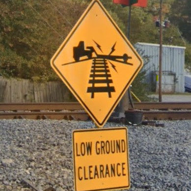 O Scale - Low Ground Clearance Graphic and Written Warning - 2 Pack -Metal Pole