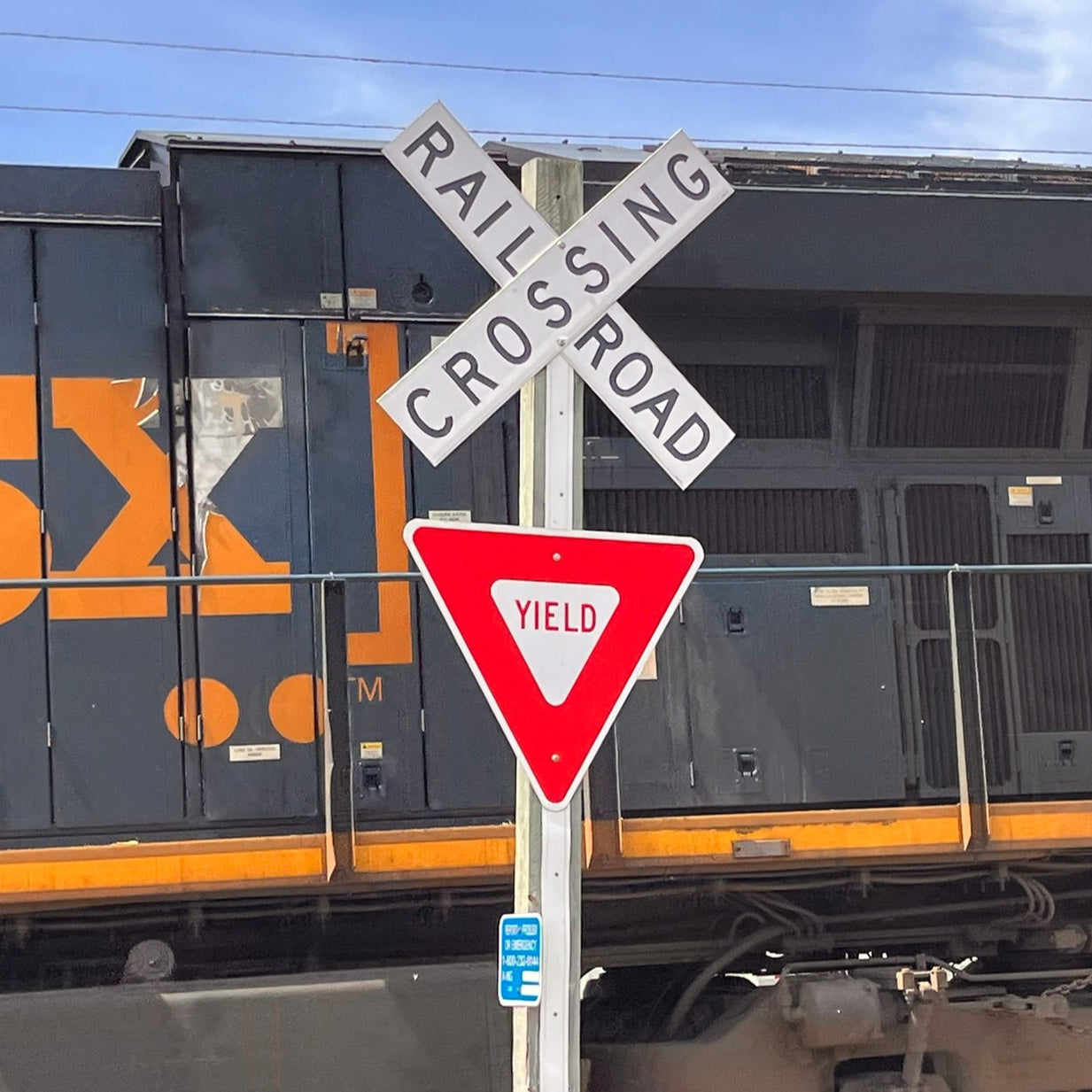 S Scale - Modern Crossbucks with Modern Yield Sign - 2 pack
